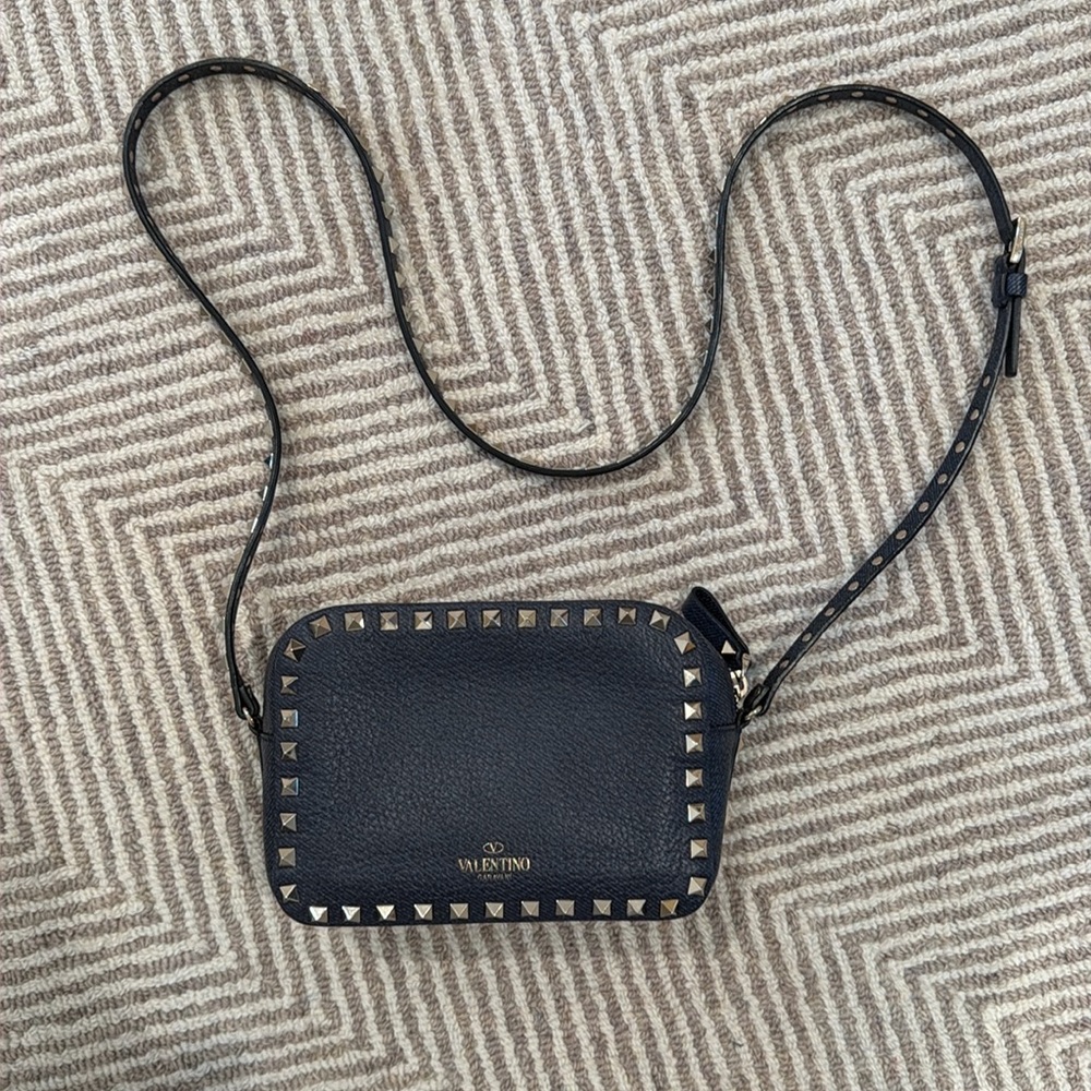 Valentino Garavani Rockstud ‘Denimn’ Camera Bag crossbody blue navy